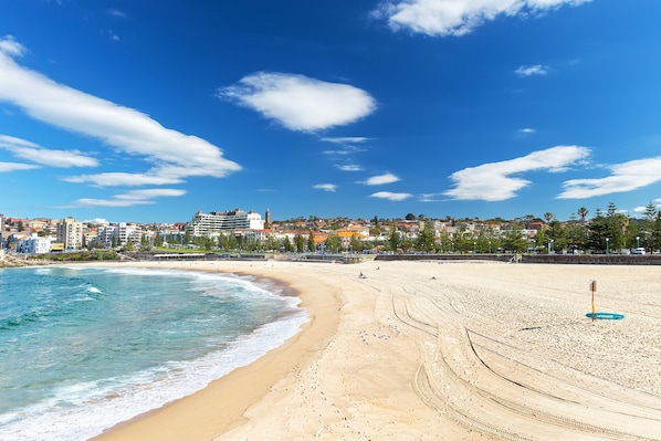 Am Strand, weißer Sandstrand, Strandbar