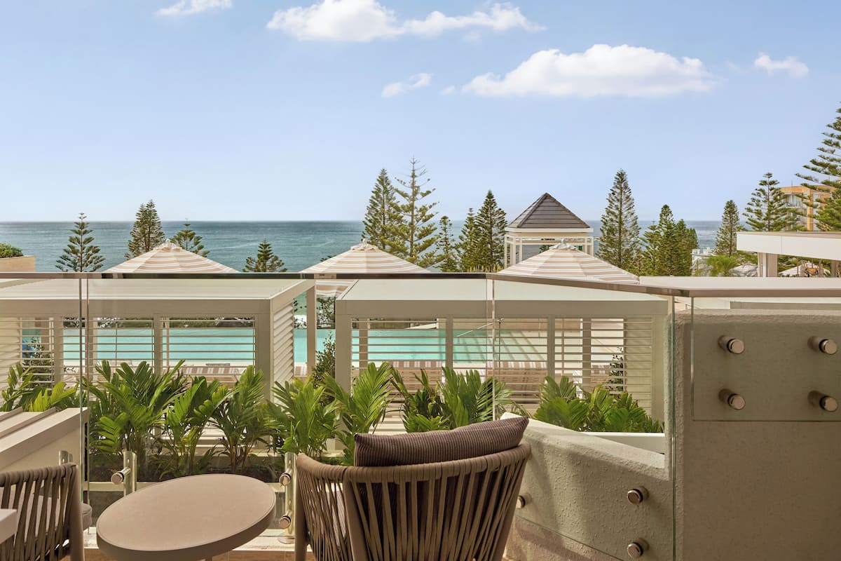 Habitación Premium, 2 camas matrimoniales, vista a la alberca | Minibar, caja de seguridad en la habitación y escritorio