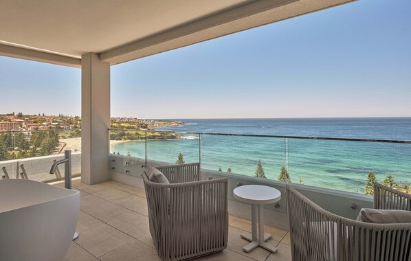 Pacific Suite | Minibar, in-room safe, desk, laptop workspace - InterContinental Sydney Coogee Beach by IHG (Coogee)