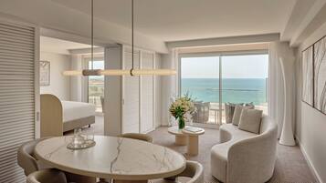 King Ocean Front Deluxe Suite | Minibar, in-room safe, desk, laptop workspace