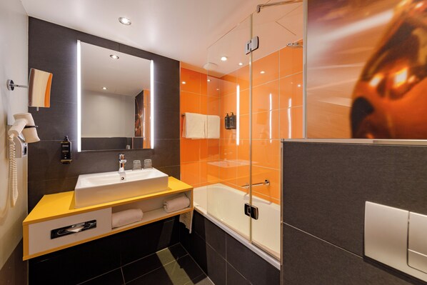 Standard Room, Multiple Beds | Bathroom | Combined shower/bathtub, eco-friendly toiletries, hair dryer, towels - Mercure Hotel Köln West (Cologne)