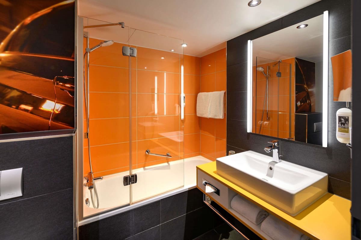 Luxe beddengoed, donzen dekbedden, een kluis op de kamer, een bureau