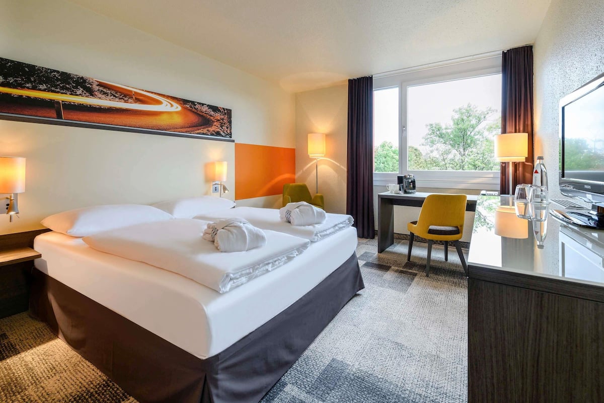 Premium bedding, down comforters, in-room safe, desk