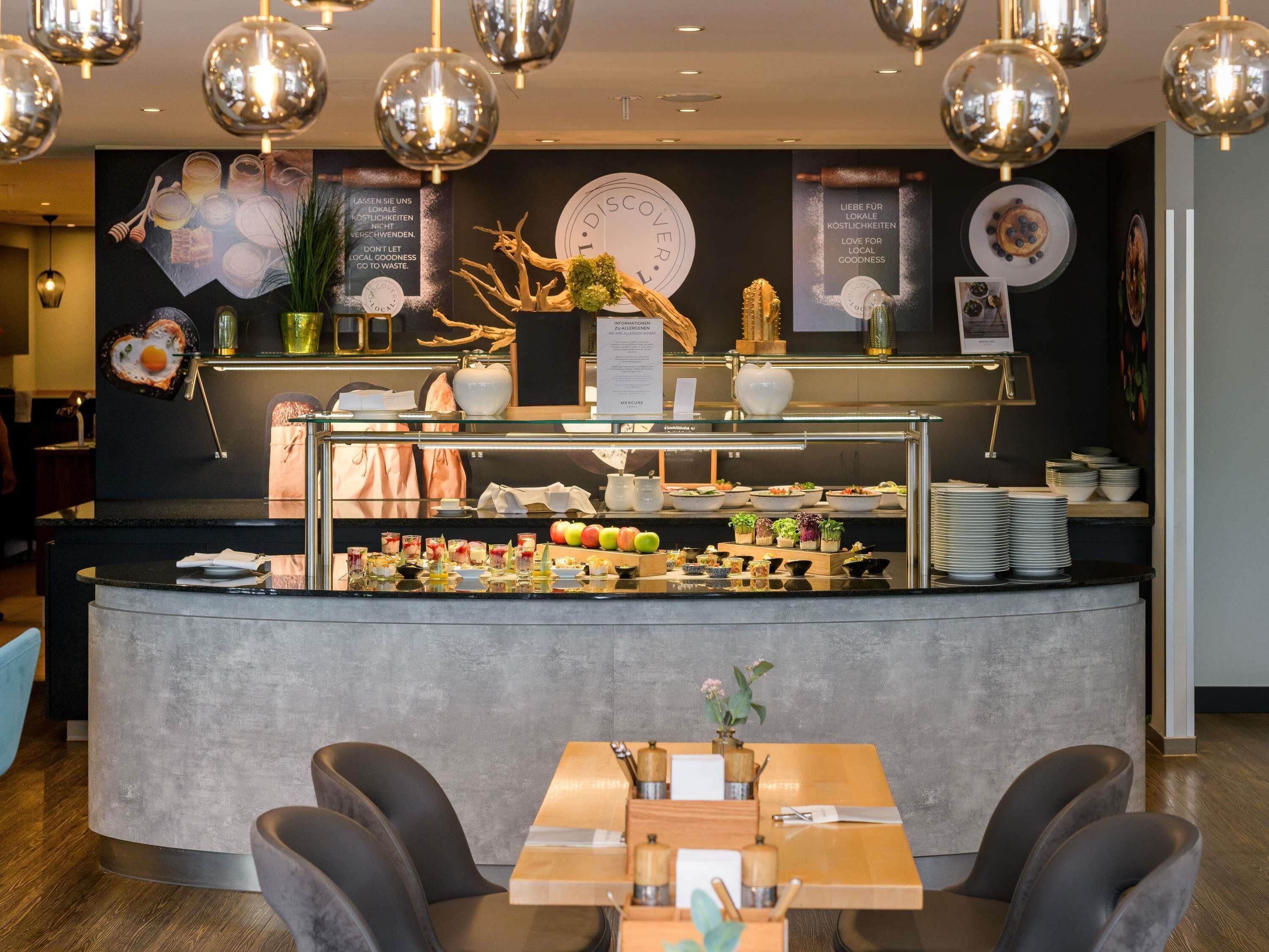 Una barra de restaurante con diversos alimentos, una decoración con forma de corazón y un tablero de menú.