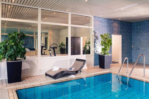 Piscina interna, espreguiçadeiras