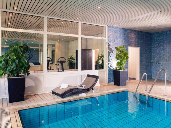 Indoor pool, pool loungers - Mercure Hotel Köln West (Cologne)