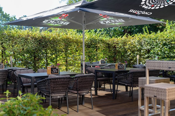 Serveert ontbijt, lunch, diner, Duitse gerechten