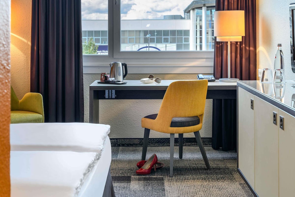 Luxe beddengoed, donzen dekbedden, een kluis op de kamer, een bureau