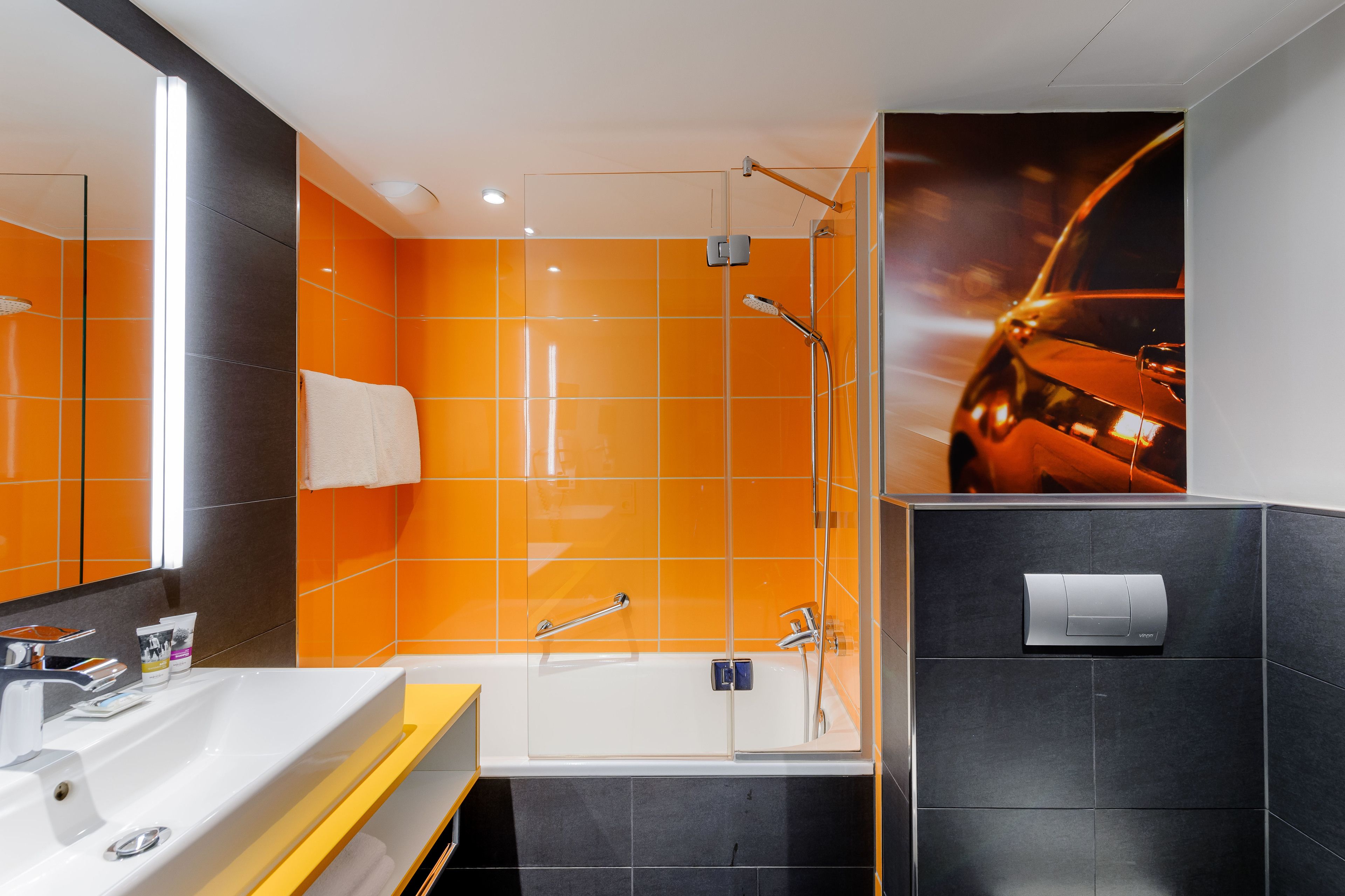 Une salle de bain moderne avec une baignoire, une douche à l’italienne et un grand miroir.