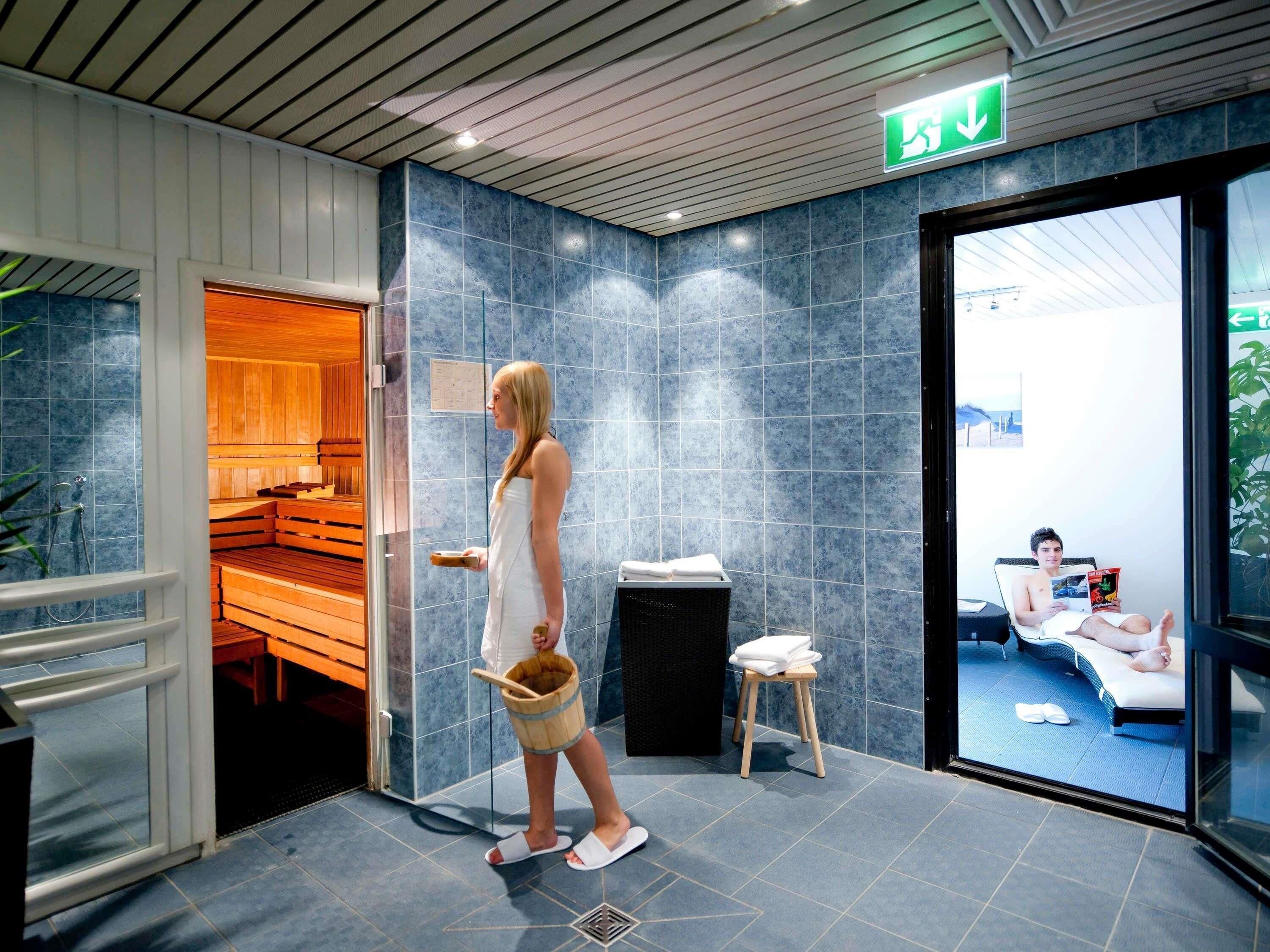 Indoor pool, pool loungers