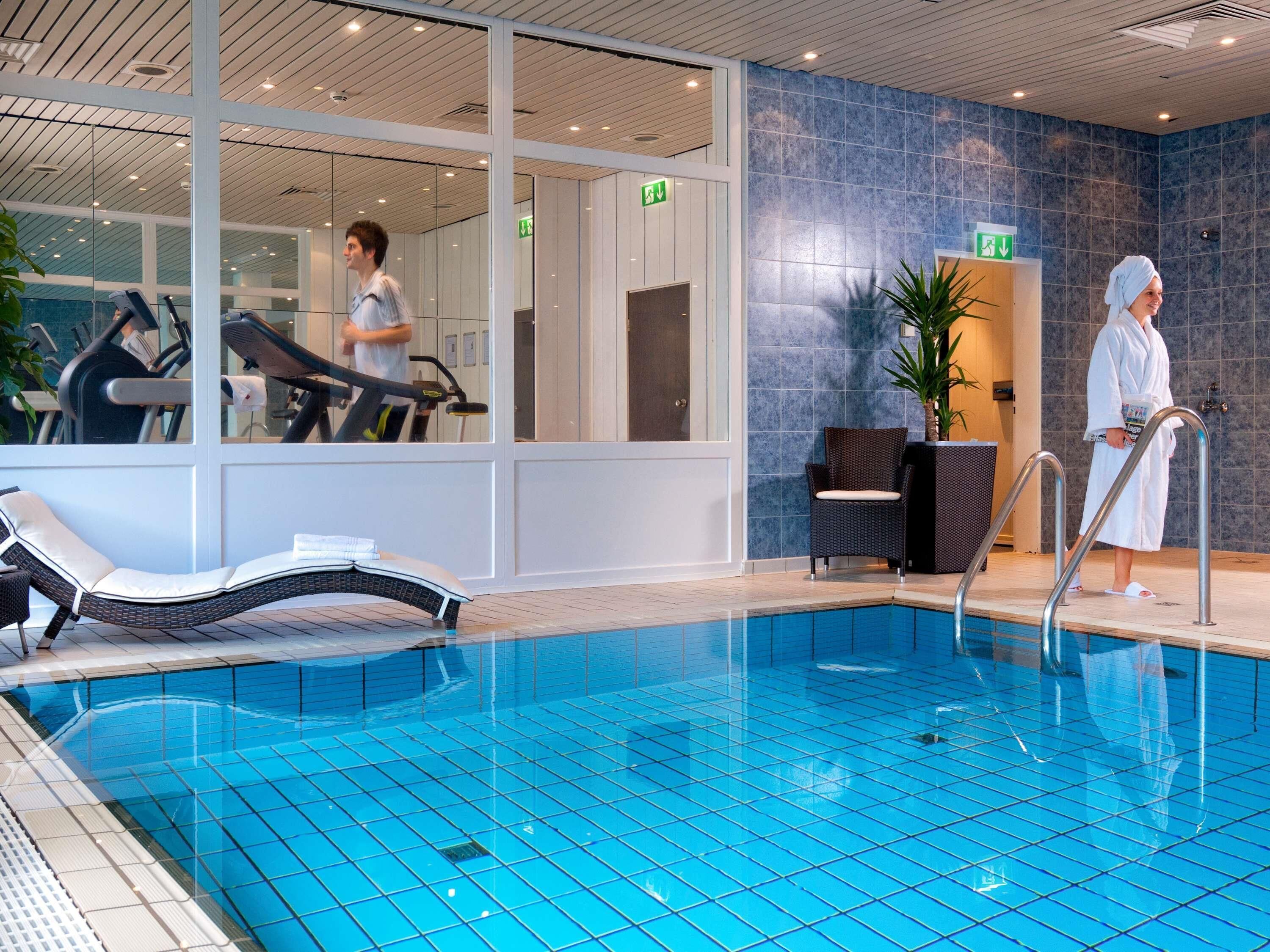 Indoor pool, sun loungers