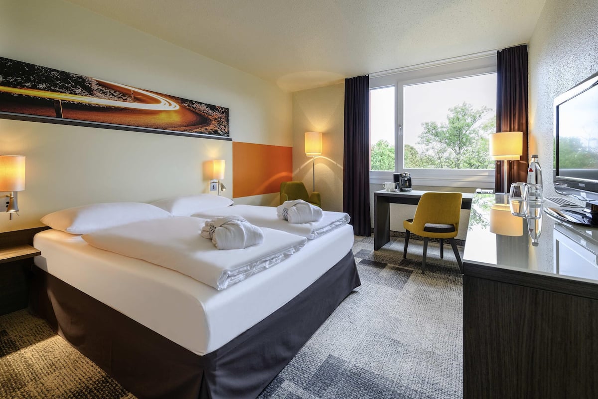 Premium bedding, down comforters, in-room safe, desk