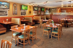 朝食、ランチ、ディナーに営業