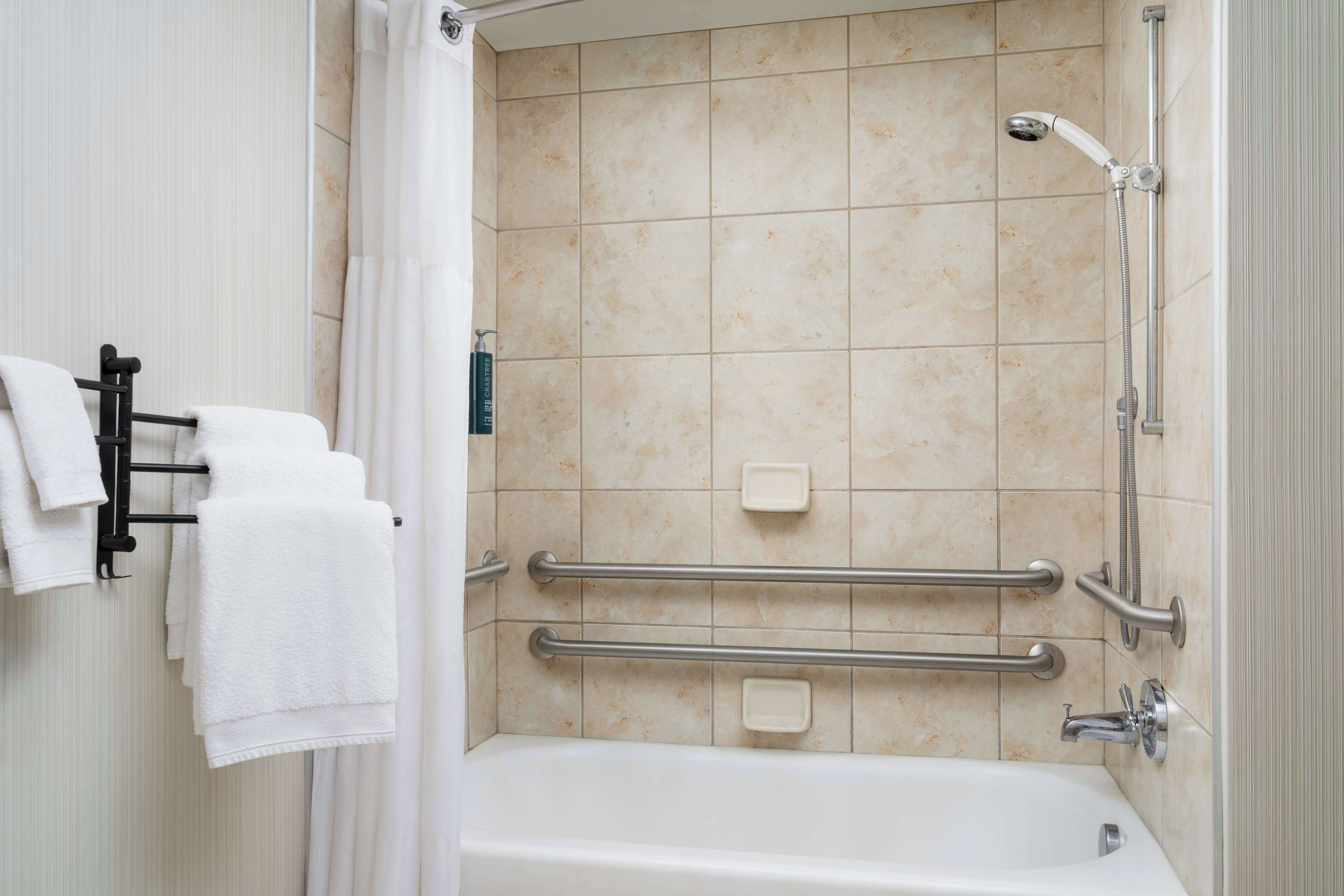 combined shower/bathtub, free toiletries, towels