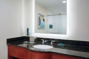 Combined shower/tub, free toiletries, towels