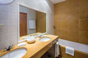 Duschwanne, kostenlose Toilettenartikel, Haartrockner, Bademäntel