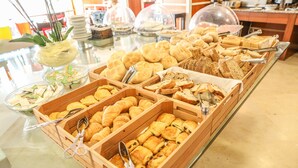 Un bufé con diversas opciones de panadería y repostería.