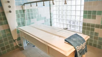Salas de tratamiento para parejas, sauna y tina de hidromasaje