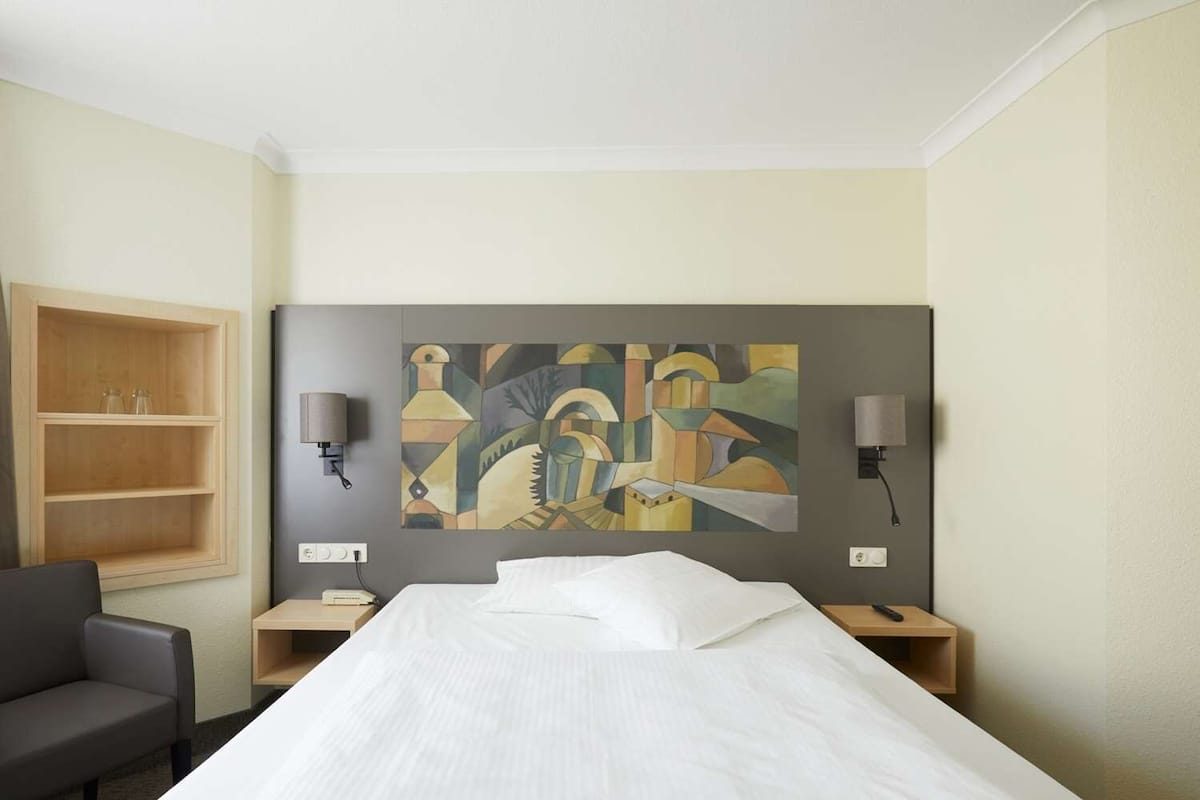 comfort single room | 1 bedroom, down duvets, desk, blackout curtains