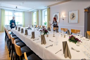 2 restaurants, breakfast, lunch, dinner served; Regional cuisine 