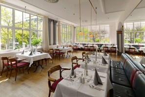 2 restauranter, frokost, lunsj og middag serveres, regionale retter