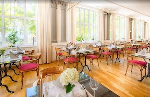 2 restaurants servant le petit déjeuner, le déjeuner et le dîner