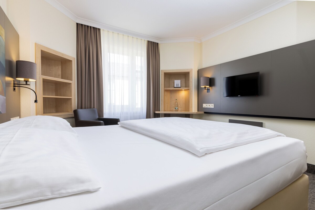 Couette en duvet, bureau, rideaux d’obscurcissement