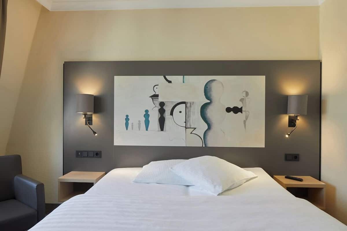 1 bedroom, down duvets, desk, blackout curtains