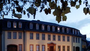 A historic building with multiple windows and a central entrance. - Hotel Kaiserin Augusta (Weimar)