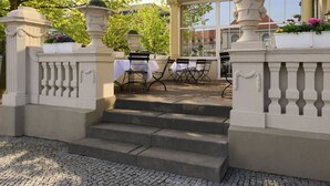A building entrance with a sign reading "WINTERGARTEN". - Hotel Kaiserin Augusta (Weimar)