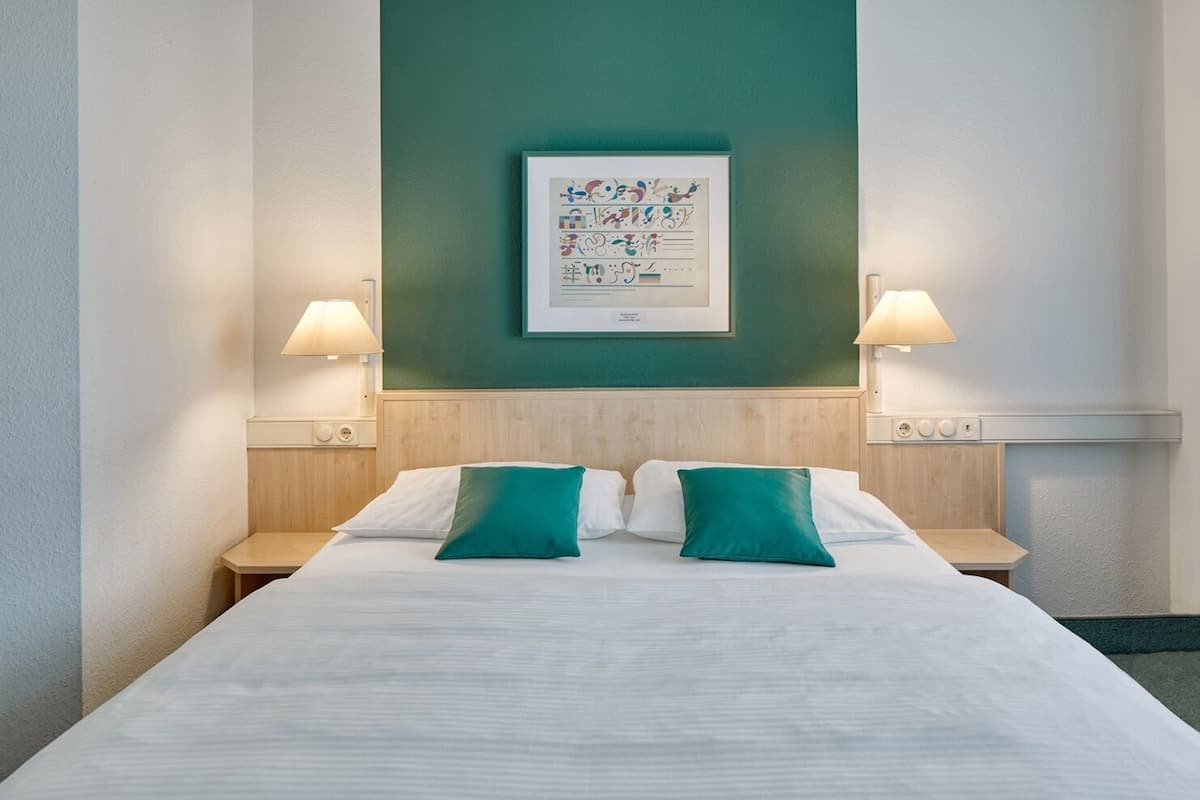 standard double or twin room | 1 bedroom, down duvets, desk, blackout curtains