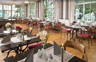 Desayuno buffet diario (EUR 19.00 por persona)