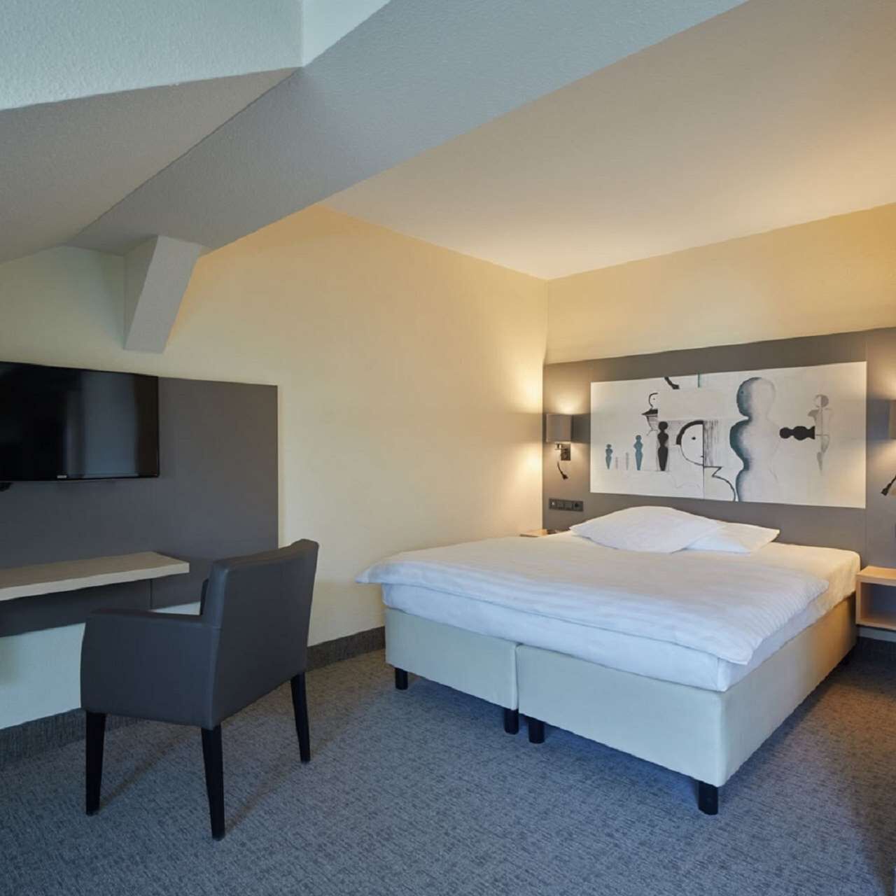 comfort double room | 1 bedroom, down duvets, desk, blackout curtains