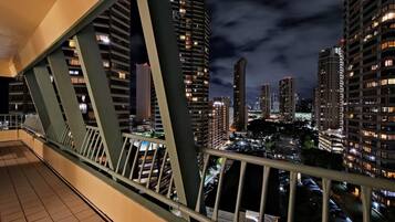 Premium bedding, in-room safe, laptop workspace, blackout drapes