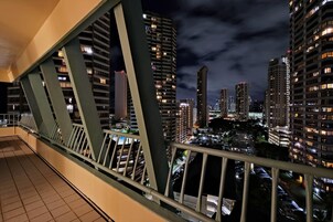 Premium bedding, in-room safe, laptop workspace, blackout curtains