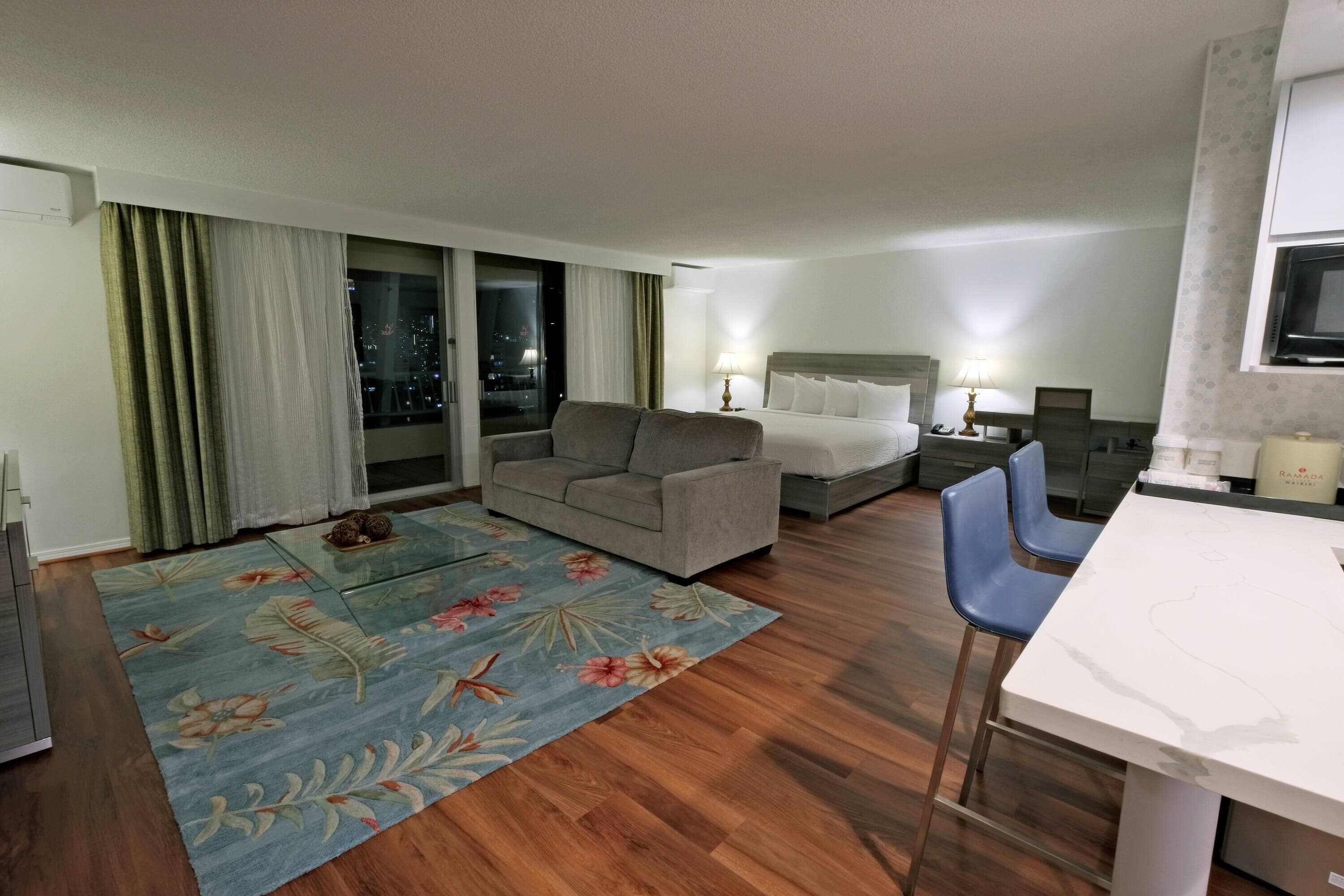 Studio Suite, 1 King Bed, Non Smoking | Premium bedding, in-room safe, laptop workspace, blackout drapes