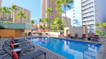 Außenpool, geöffnet von 08:00 Uhr bis 21:00 Uhr, Liegestühle