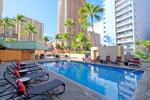 Hồ bơi ngoài trời, mở cửa từ 8:00 đến 21:00, ghế dài tắm nắng 