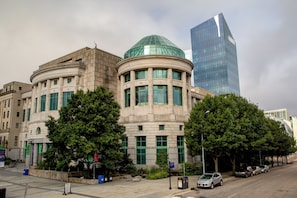 A historic building with a dome and a modern glass skyscraper nearby. - Hotel Indigo Raleigh Downtown by IHG (Raleigh)