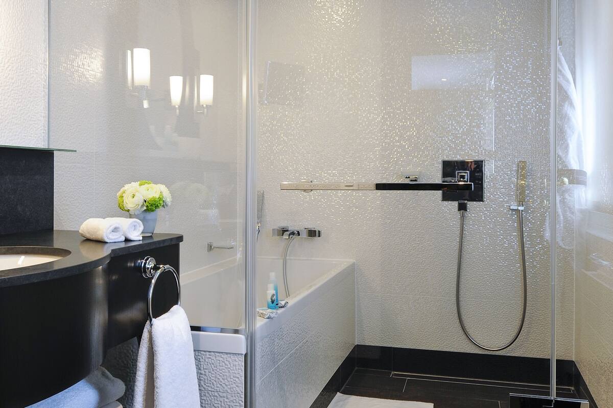 studio suite, 1 double bed | bathroom | free toiletries, hair dryer, bathrobes, slippers