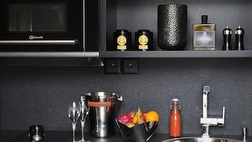 Studio Suite, 1 Double Bed | Private kitchenette
