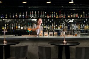 6 bars/lounges, pub
