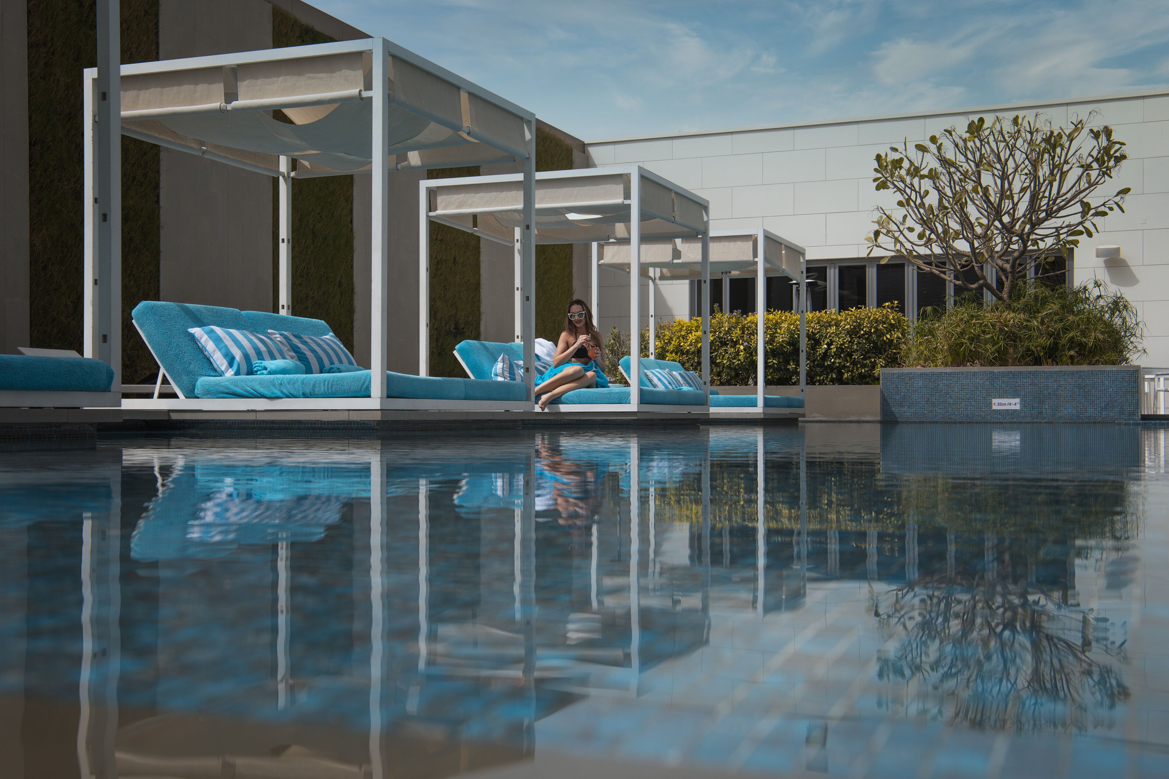 2 piscinas al aire libre, sombrillas, sillones reclinables de piscina