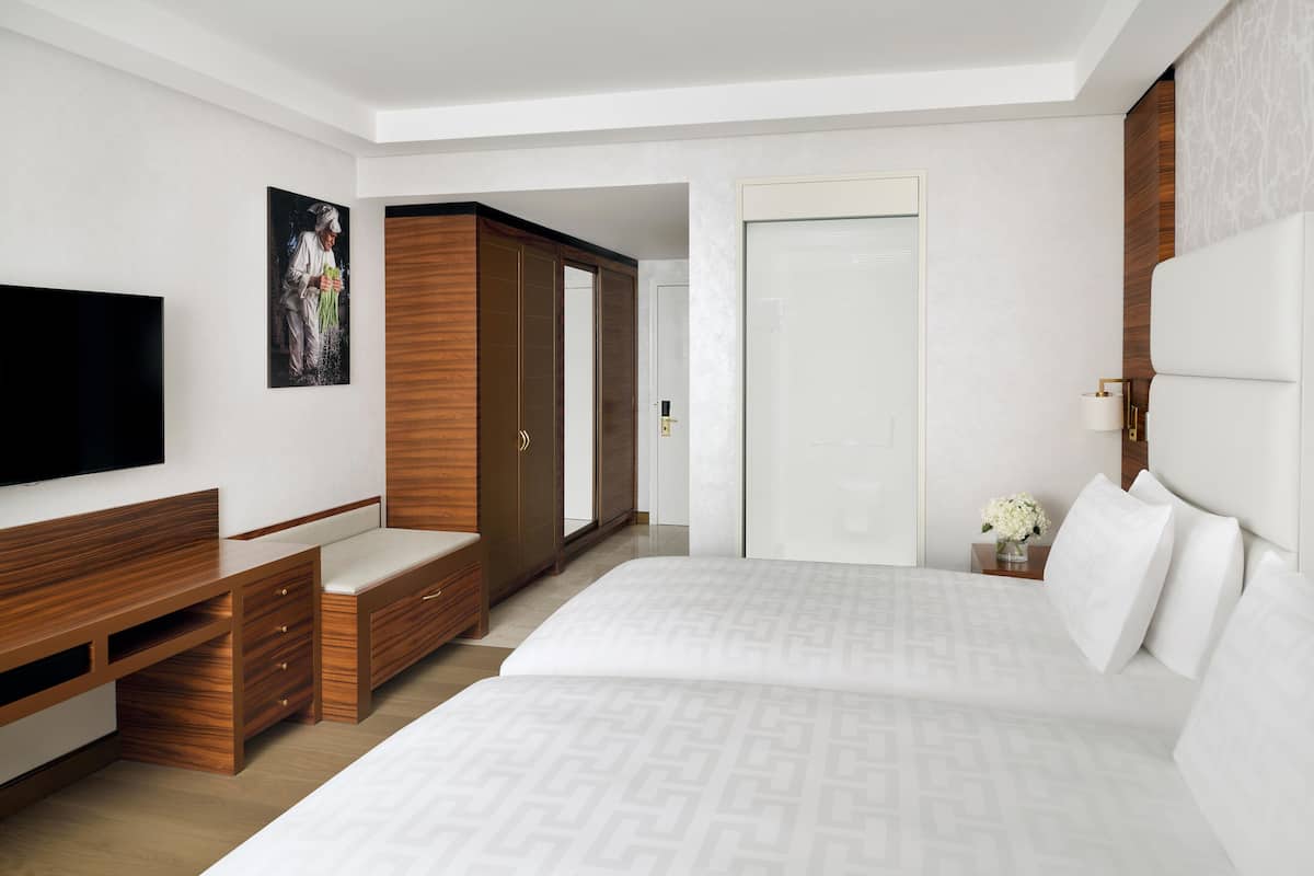 Classic Room, 2 Single Beds (High Floor, Club) | 1 bedroom, minibar, in-room safe, desk