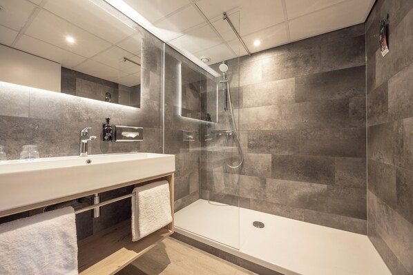 Habitación doble Confort | Baño | Tina con regadera, amenidades de baño ecológicas, secadora de cabello 