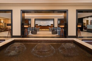 2 bares, bar junto a la piscina