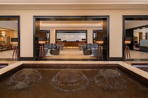 2 bars i un bar al costat de la piscina