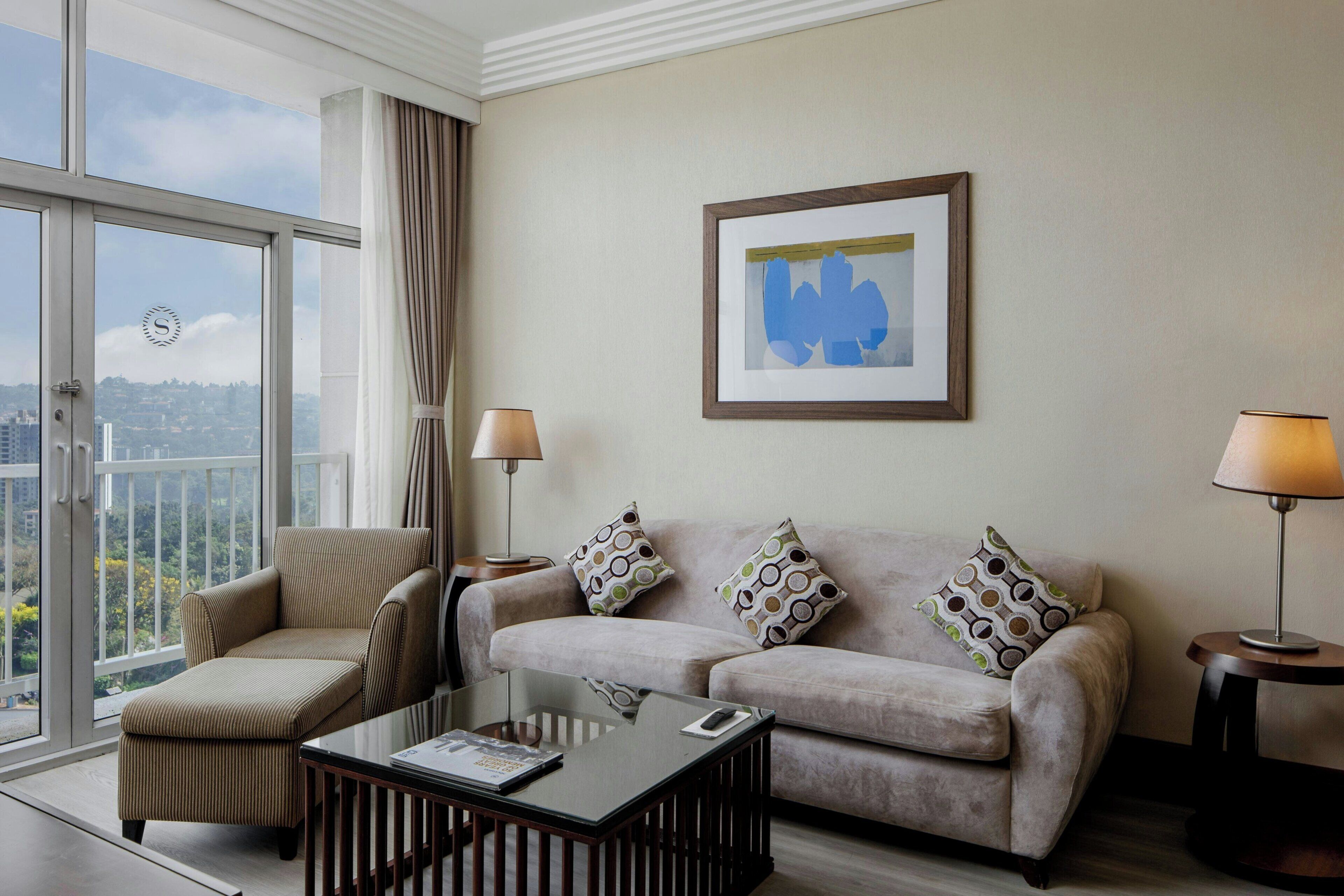 俱乐部套房, 1 张特大床, 阳台 | 客厅 | 32-英寸纯平电视 （配备卫星频道）、电视