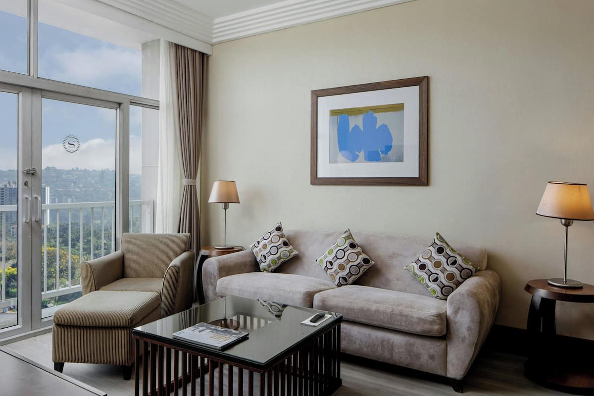 Suite Club, 1 trÚs grand lit, balcon | Salle de séjour | Téléviseur à écran plat de 32 po avec télévision par satellite