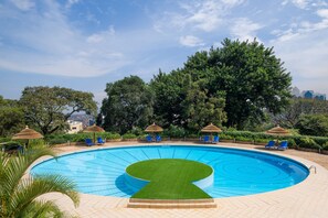 Piscine extérieure, parasols de plage, chaises longues